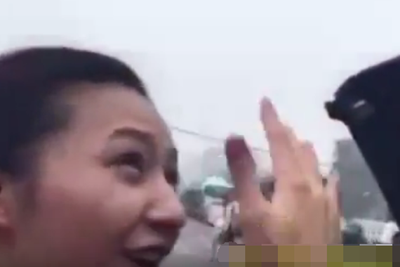 视频:著名女车评开着敞篷刷雨刷 结果...