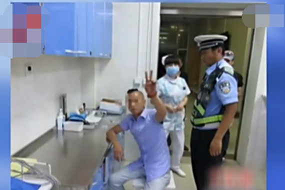 视频:酒驾被查 取证摆V字手要求用美颜