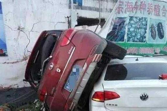 山东两司机飙车10公里 撞死老人和一头牛