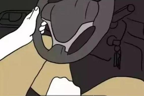 妹子找老公看这 手握方向盘的姿势出卖他