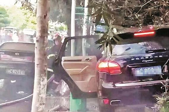 女子驾保时捷把油门当刹车撞摩托车致一死