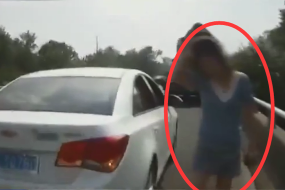 视频：女司机不会开空调！竟把自己热中暑