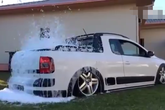 视频：汽车变喷泉！这个改装真牛X