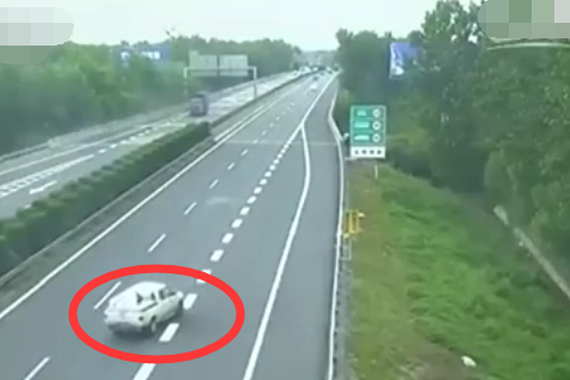 视频:高速公路走错道 司机竟倒车一公里