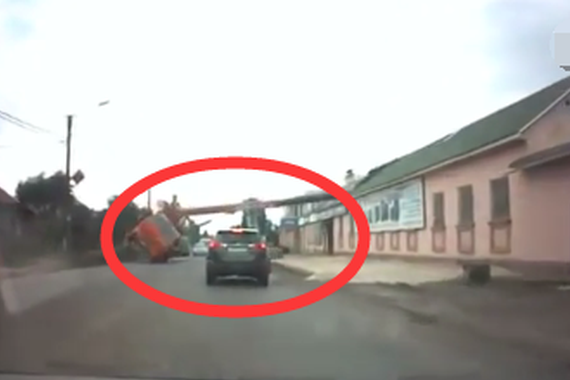 视频:惊险！大吊车失衡，砸毁周边房屋！