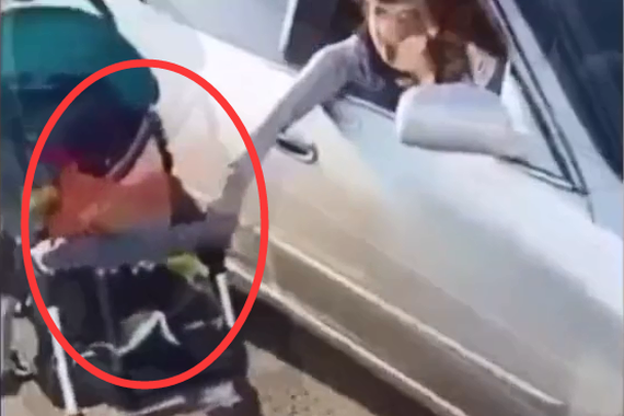 视频：宝宝心里苦！母亲边开车边推婴儿车