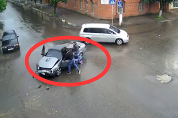 视频：荒唐！车祸现场秒变武打现场