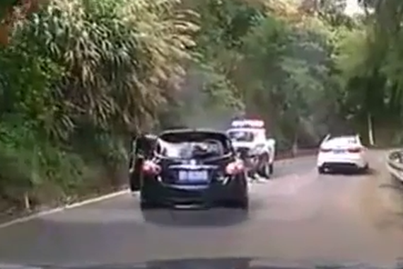 视频：山路上玩“头文字D”，结果......