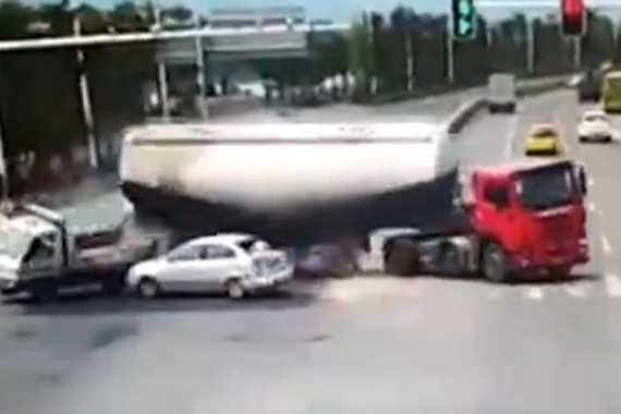 视频：恐怖！大车甩尾碾压小轿车