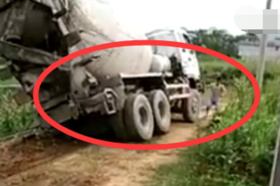 视频：男子一人之力推翻水泥车