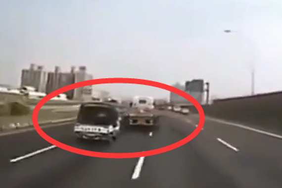 视频:不值！为争口气 小货车以小博大！