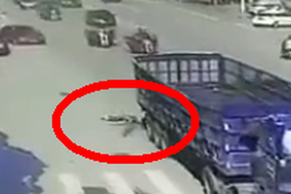 视频：男子莫名钻入大货车被碾死