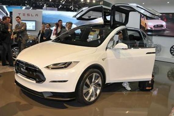 Model X鹰翼车门升级后引发更大安全隐患