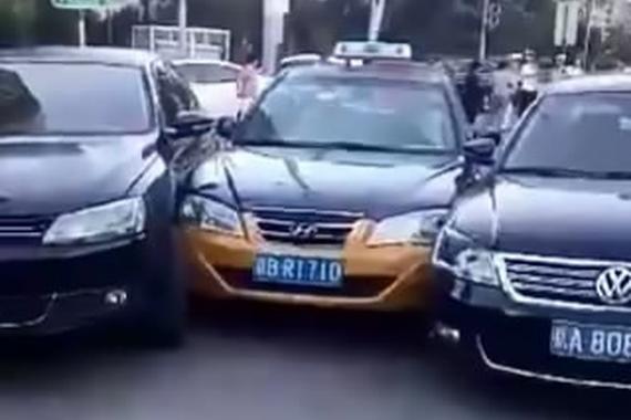 视频：今年最奇葩车祸！横着也能撞一排？