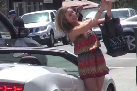 视频:它不说话就能把女孩骗上来！