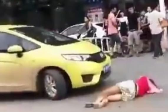 视频：碰瓷失败怎么办？新目标很快就有了