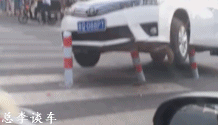妹子演示安全带系法 不过怎么有点奇怪呢?