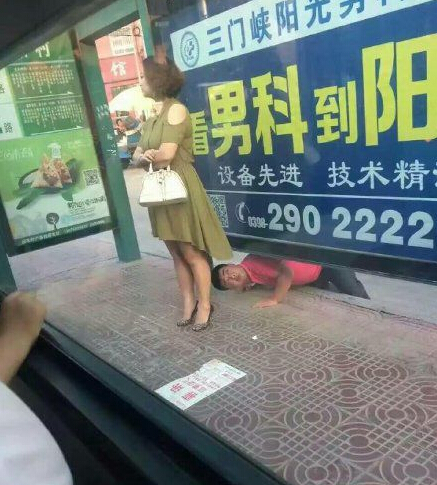 妹子演示安全带系法 不过怎么有点奇怪呢?