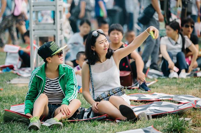 五万人齐聚北京奥森 经典老爷车点亮中秋 五万人齐聚北京奥森 经典老爷车点亮中秋