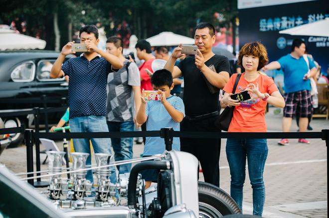 五万人齐聚北京奥森 经典老爷车点亮中秋