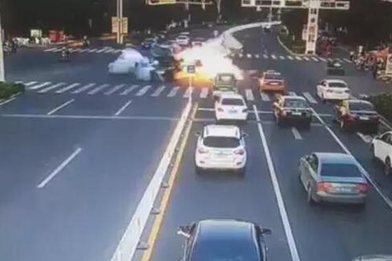 路虎轮胎炸伤的除车主还有舆论的“狗眼”