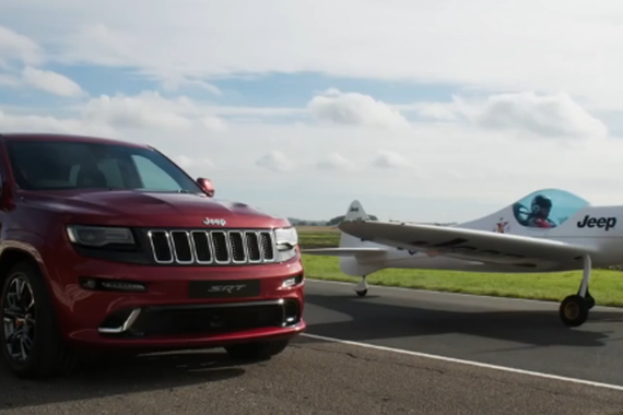 视频：Jeep大切诺基SRT VS 特技飞机