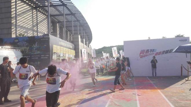 蓝标哈弗H2“万人彩虹跑”成都色彩大战