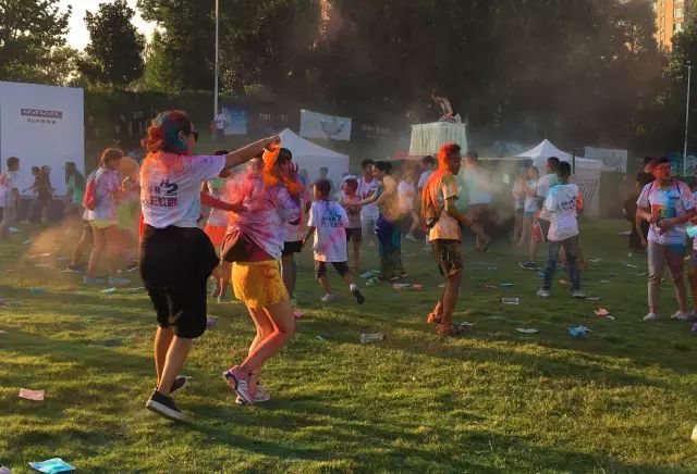 蓝标哈弗H2“万人彩虹跑”成都色彩大战