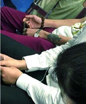 惊! 男子北京地铁内遛蛇 乘客惊慌失措