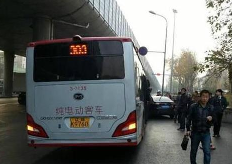 违章变道撞了辆比亚迪 但这辆却价值200万
