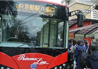 违章变道撞了辆比亚迪 但这辆却价值200万