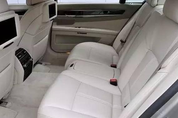 几十万的SUV后排是凸起的 几万小车却是平的？