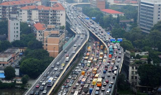 公安部:国庆节全国道路交通事故同比降三成