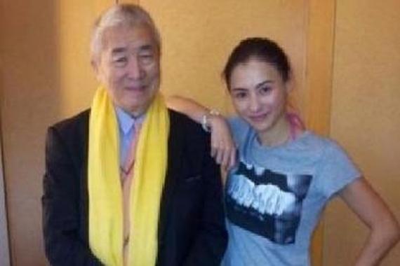 张柏芝干爹是谁 换车速度比换衣快