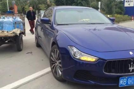 三轮蹭上玛莎拉蒂 保险公司怀疑是山寨车