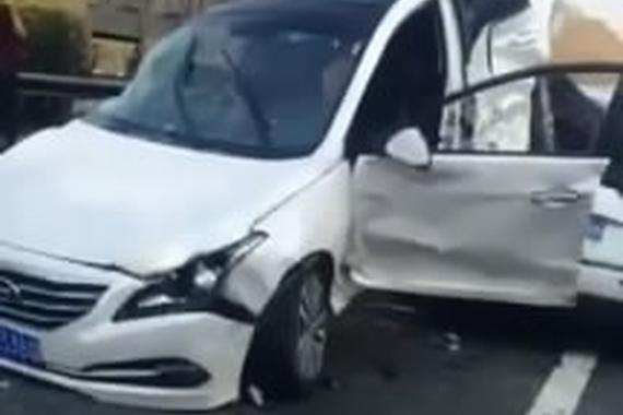 视频：出门游玩要小心！连环车祸很恐怖