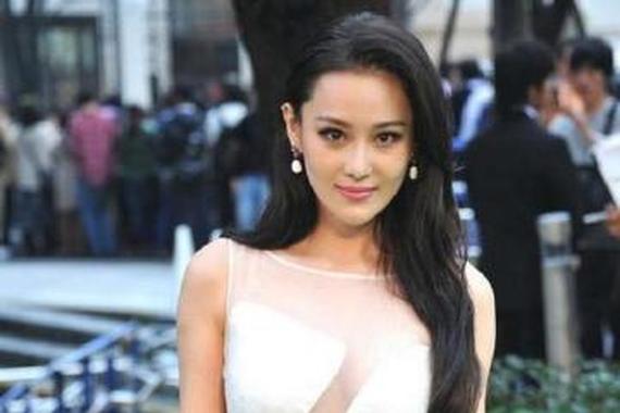 张馨予曾获李晨豪车 座驾豪气十足