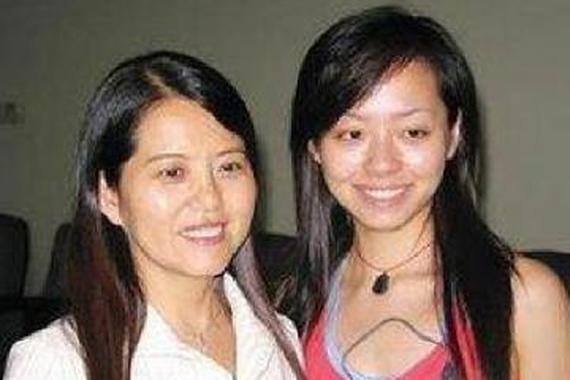 冯柯豪车带女出游 难怪妈妈阻止