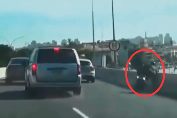 视频：恐怖的追尾！驾驶员跌落立交桥