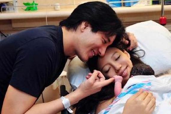 疑王力宏在妻怀孕时 豪车载美女出行