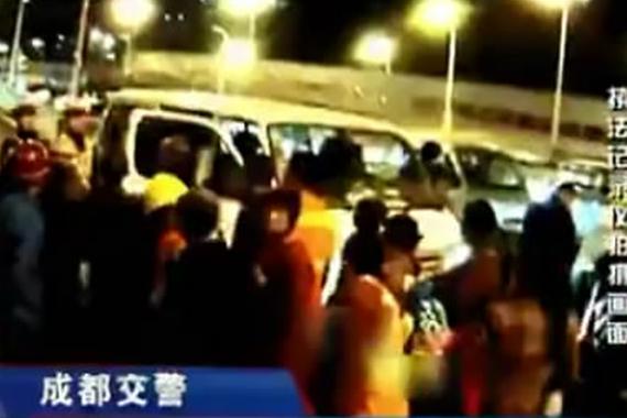 视频：你猜限定6人的面包车坐了多少人？