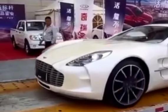 视频：豪车就像孩子！生怕碰了摔了