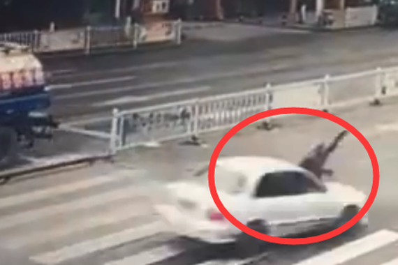 视频：作死的高境界！花式闯红灯被撞飞