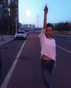 刚走开一会 回来车内就是这样香艳的场景