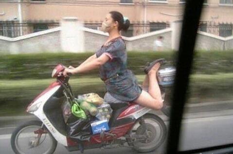 刚走开一会 回来车内就是这样香艳的场景