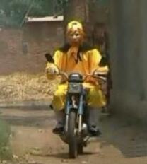 刚走开一会 回来车内就是这样香艳的场景