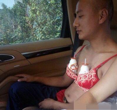 刚走开一会 回来车内就是这样香艳的场景