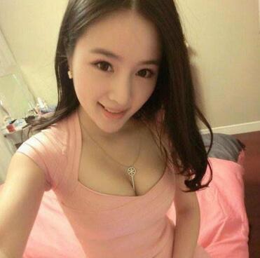 真美女脱内衣_美女内衣内裤半脱图片(2)