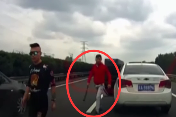 视频：高速反复别车！逼停后车持钢管威胁