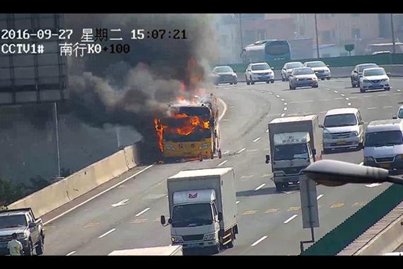 校车突然起火 3名边防战士65秒救出46名小学生